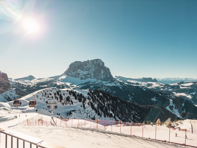 Skigebiet mit Lift in den Bergen