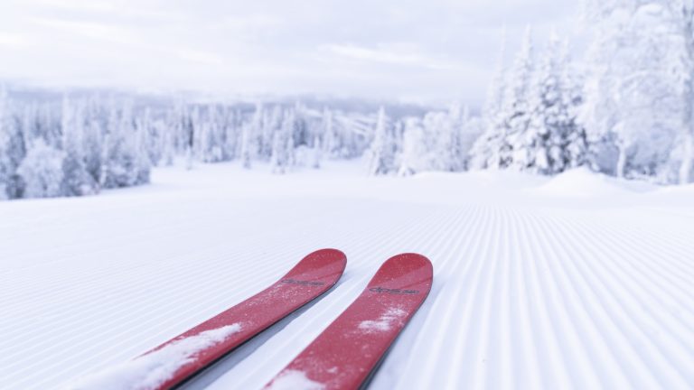 Ski auf einer frisch präparierten Piste