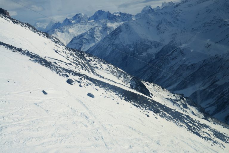 Skifahrer bei hoher Geschwindigkeit auf einer Piste