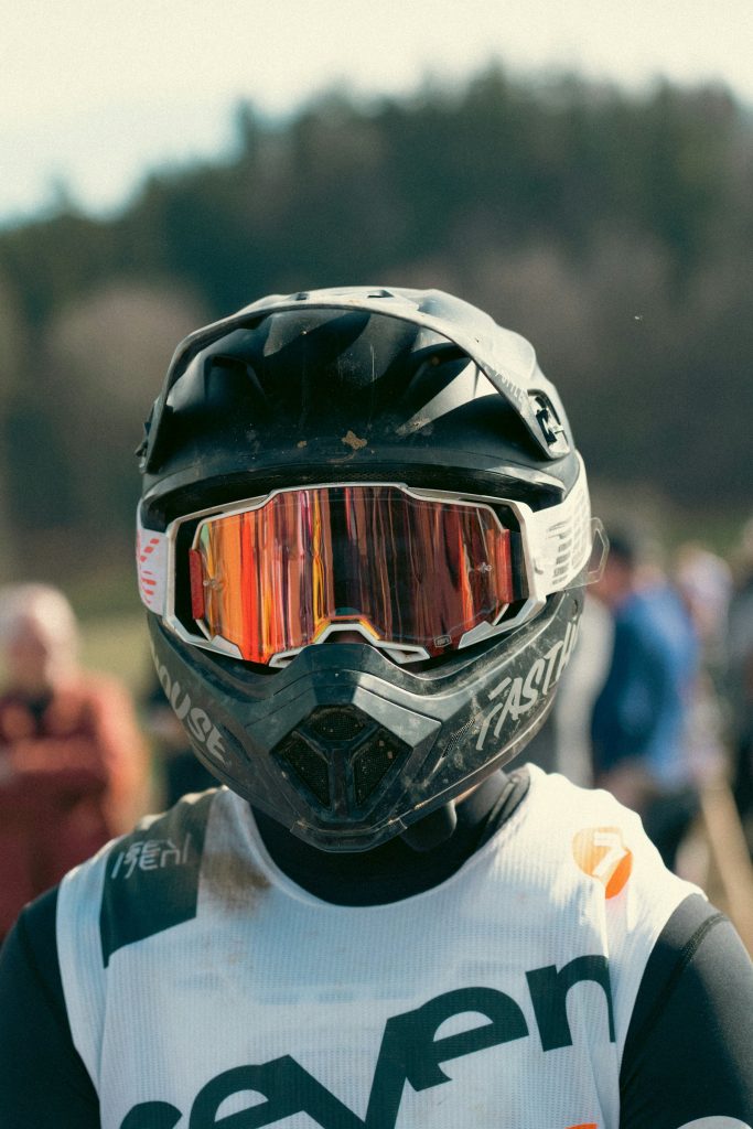 Nahaufnahme von Skihelm und Skibrille