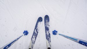 Ski und Skistöcke im Schnee