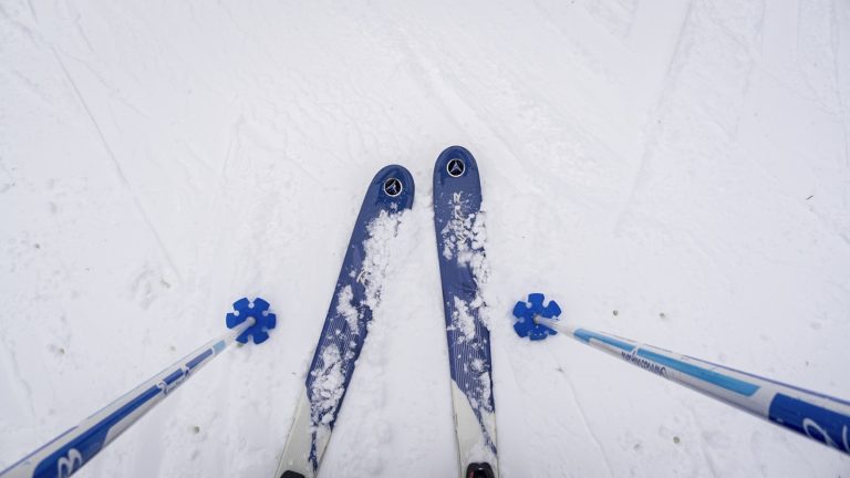 Ski und Skistöcke im Schnee