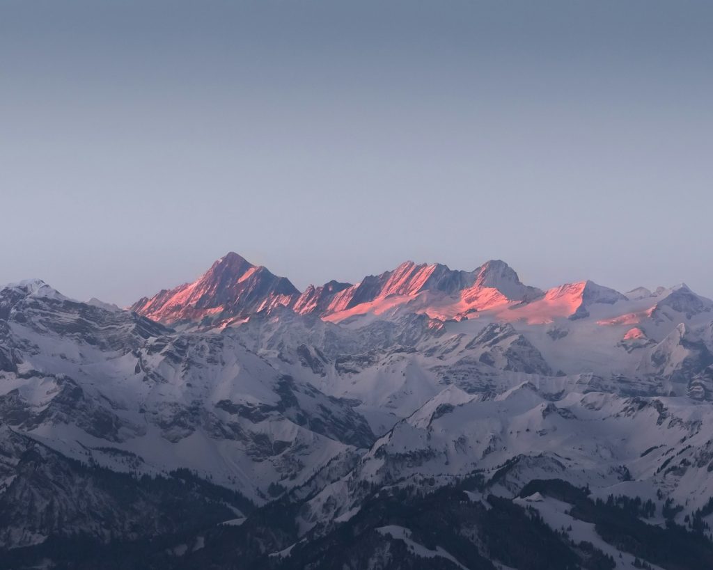 Berggipfel in den Schweizer Alpen bei Morgendämmerung